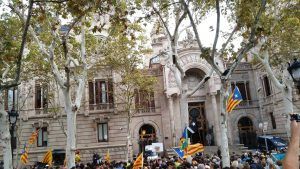 Ruedas rajadas y pintadas: el día a día del acoso a jueces y fiscales en Cataluña