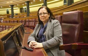 María Jesús Moro es profesora de Derecho Civil en la Facultad de Derecho de la Universidad de Salamanca; en la foto, posando en su escaño del Congreso.