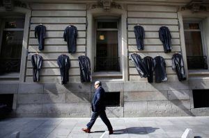 Togas colgadas de la fachada del Colegio de Abogados, en la calle de Serrano en Madrid