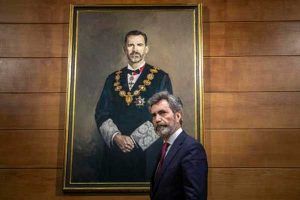 Carlos Lesmes, en un acto en Valencia, ante un cuadro de Felipe VI