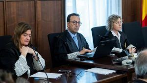 El tribunal de los ERE, durante el juicio: Pilar Llorente, Juan Antonio Calle y Encarnación Gómez Caselles