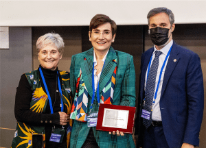 María Tardón (izda.) y Mónica García Yzaguirre reciben de manos de Jorge Fernández Vaquero el reconocimiento de AJFV a los seis magistrados recurrentes ante el TEDH durante la Asamblea General de 2021.